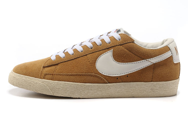 Soldes Chaussure Basket Nike Blazer Cuir Low Pour Homme en Jaune